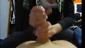 Handjob Op Een Te Grote Lul